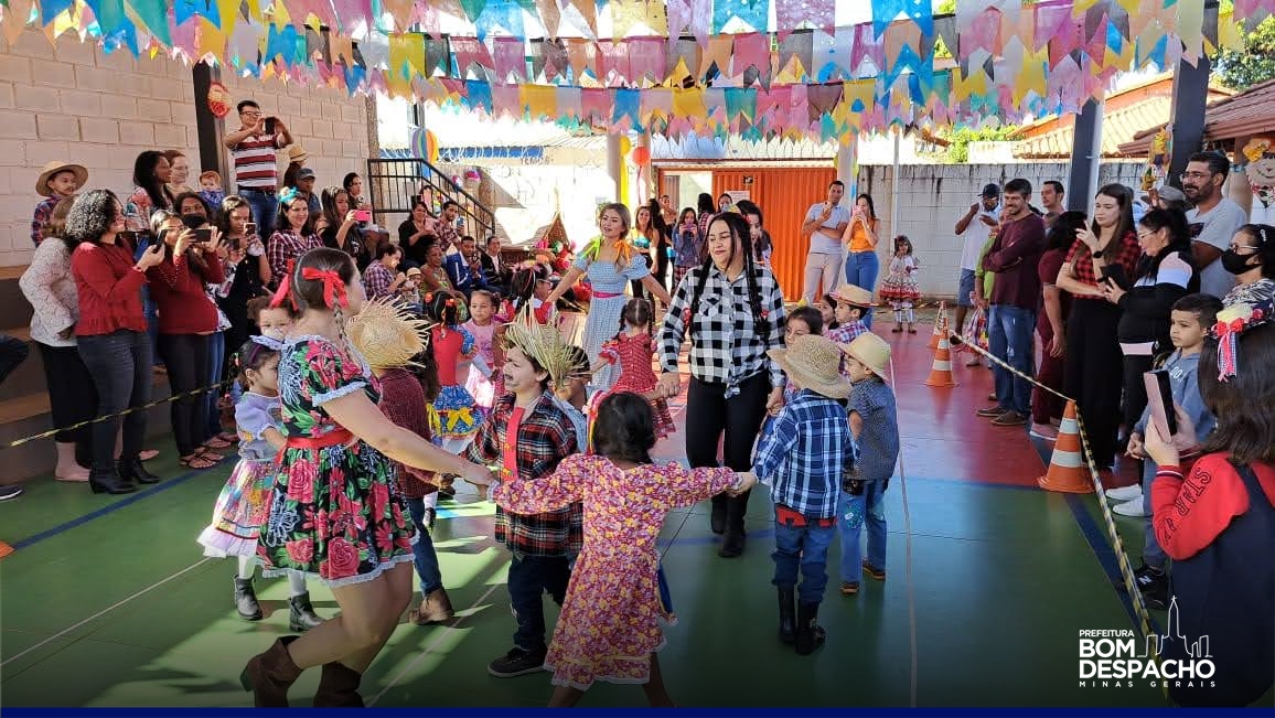 Amigos Fizeram Um Piquenique E Começaram a Jogar Xadrez Na